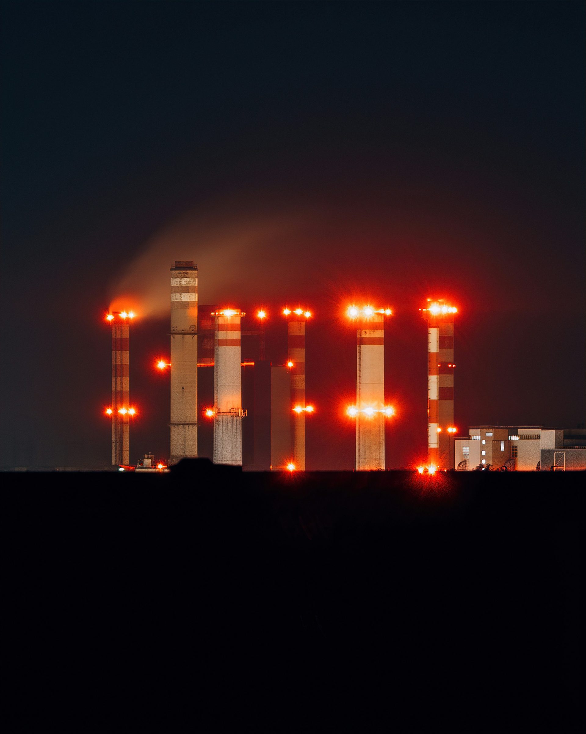 eine Fabrik mit vielen roten Lichtern